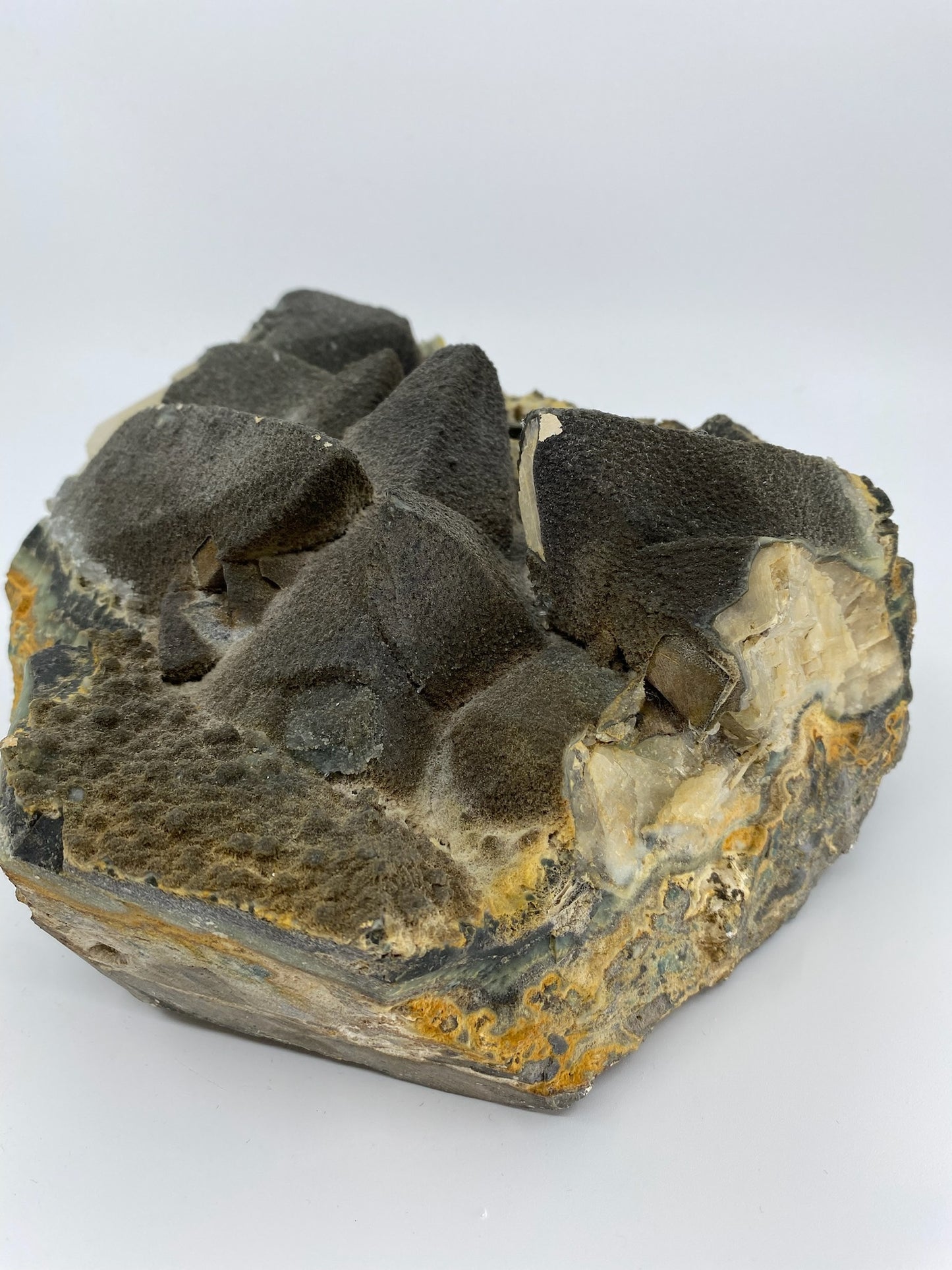 QUCBD1 Quartz and calcite with black druze