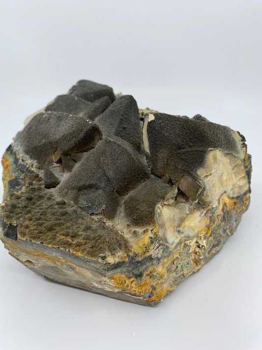 QUCBD1 Quartz and calcite with black druze